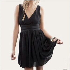 BB Dakota Sandrine Black Sleeveless V Neck Mini Cocktail Swing Dress Size Small